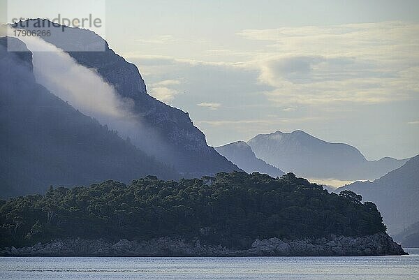 Morgennebel über den Bergen  Trstenik  Gespanschaft Dubrovnik-Neretva  Kroatien  Europa