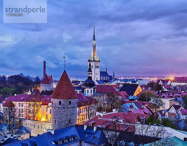 Luftaufnahme der mittelalterlichen Altstadt von Tallinn mit der St. -Olaf-Kirche und der am Abend beleuchteten Stadtmauer von Tallinn  Estland  Europa