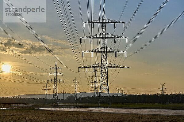 Symbolisches Bild  Energiekrise  Stromleitungen  bei Sonnenaufgang  Hessen  Deutschland  Europa