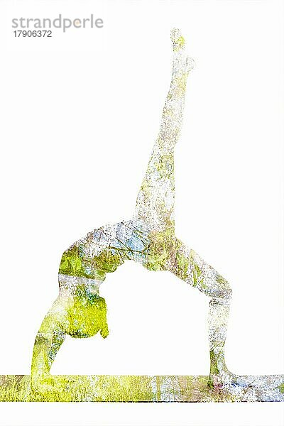 Natur Harmonie gesunden Lebensstil Konzept. Doppelbelichtung Bild der Frau tun Yoga Asana Einbeinige Upward Bow Pose ekapada urdhva dhanurasana Asana Übung vor weißem Hintergrund