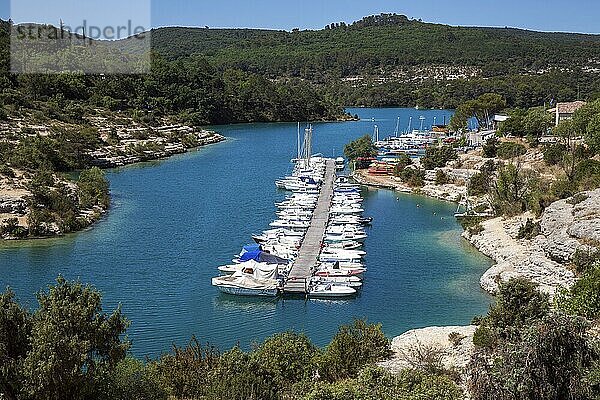 Boote im Bootshafen in Esparron-de-Verdon  Lac d Esparron  Provence-Alpes-Côte d?Azur  Provence  Frankreich  Europa