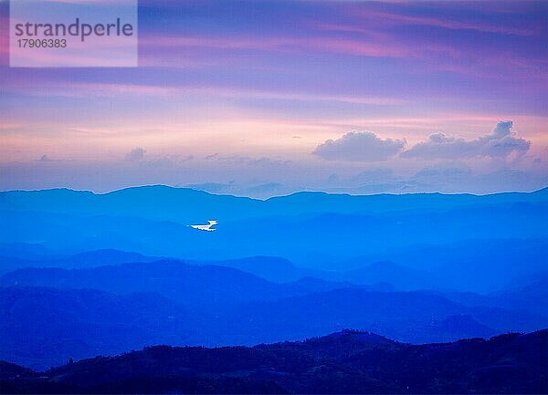 Friedliche Sonnenuntergangslandschaft in den Bergen von Munnar  Kerala  Indien  Asien