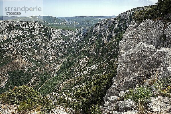 Blick in die Verdonschlucht beim Belvedere de la Dent d Aire  unten Fluss Verdon  Grand Canyon du Verdon  Département Alpes-de-Haute-Provence  Provence  Frankreich  Europa