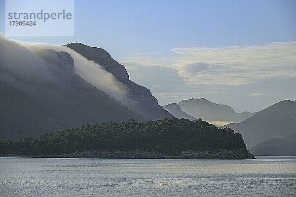 Morgennebel über den Bergen  Trstenik  Gespanschaft Dubrovnik-Neretva  Kroatien  Europa