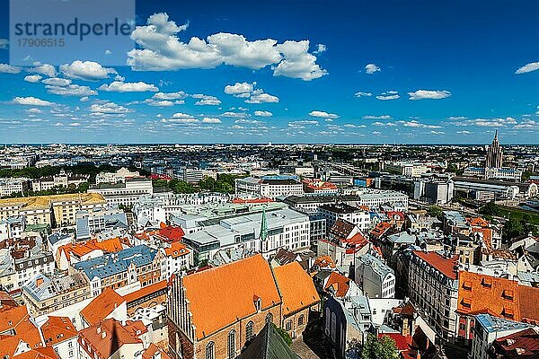 Luftaufnahme des Stadtzentrums von Riga von der St. Peterskirche aus  Riga  Lettland  Europa