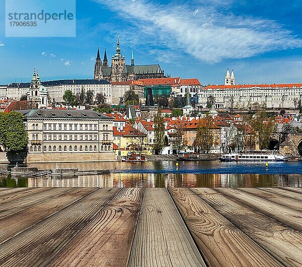 Holzplanken mit Blick auf die Prager Karlsbrücke über die Moldau und Gradchany (Prager Burg) und den Veitsdom im Hintergrund