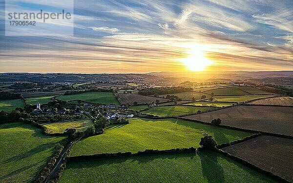 Sonnenuntergang über Devon Fields aus einer Drohne  Berry Pomeroy  England  Großbritannien  Europa