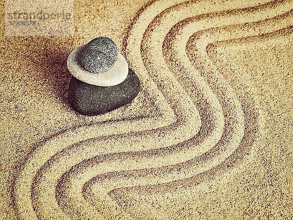 Vintage Retro-Effekt gefiltert Hipster-Stil Bild der japanischen Zen-Stein-Garten  Entspannung  Meditation  Einfachheit und Gleichgewicht Konzept  Kieselsteine und geharkten Sand ruhige ruhige Szene