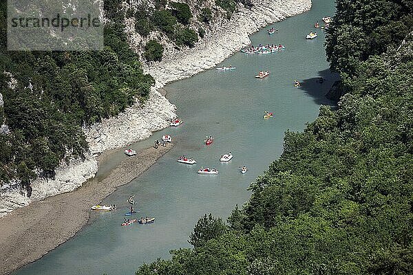 Boote auf dem Fluss Verdon  Verdonschlucht  Grand Canyon du Verdon  Département Alpes-de-Haute-Provence  Provence  Frankreich  Europa