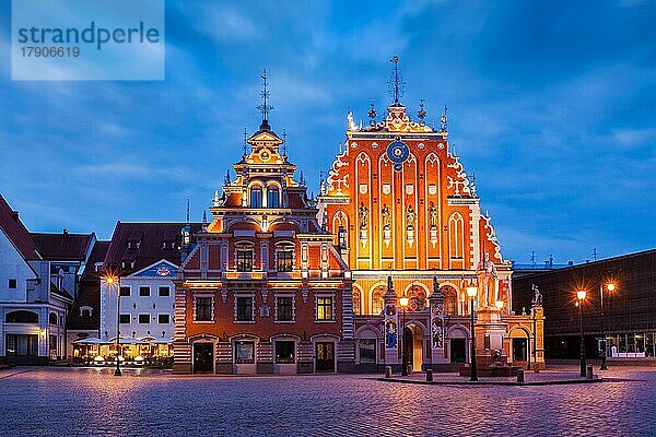 Rigaer Rathausplatz  Haus der Schwarzhäupter beleuchtet in der Abenddämmerung  Riga  Lettland  Europa
