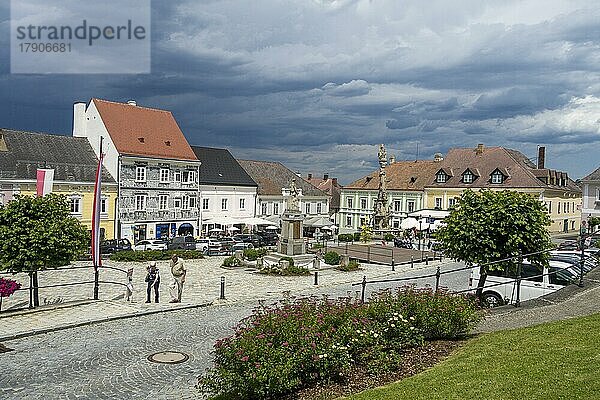 Rathausplatz mit Gewitterwolken und Sgraffito Haus  Weitra  Niederösterreich  Österreich  Europa