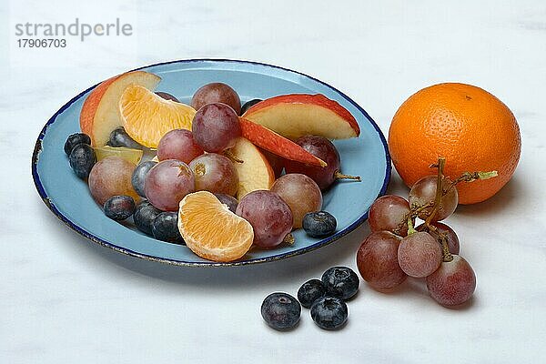 Verschiedene Obststücke auf Teller  Obstsalat