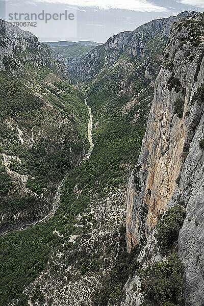 Blick in die Verdonschlucht beim Belvedere de la Dent d Aire  unten Fluss Verdon  Grand Canyon du Verdon  Département Alpes-de-Haute-Provence  Provence  Frankreich  Europa