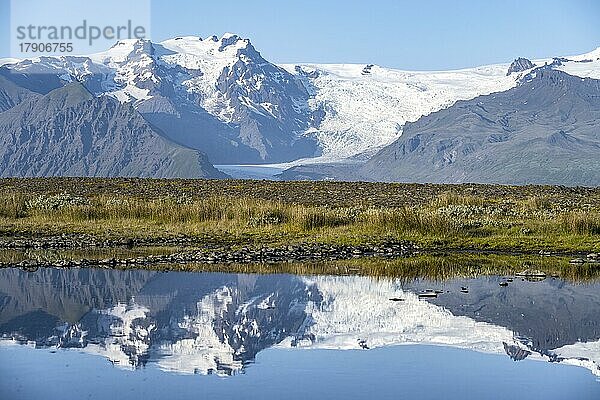 Spiegelung in einem See  Blick auf Gletscherzunge Svínafellskökull  vergletscherter Berggipfel Hrútfjallstindar  Vatnajökull-Nationalpark  Austurland  Island  Europa
