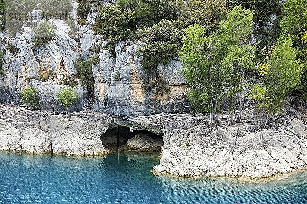 Höhle am Felsufer des Lac de Sainte-Croix  Nähe Staudamm  Provence-Alpes-Côte d?Azur  Provence  Frankreich  Europa