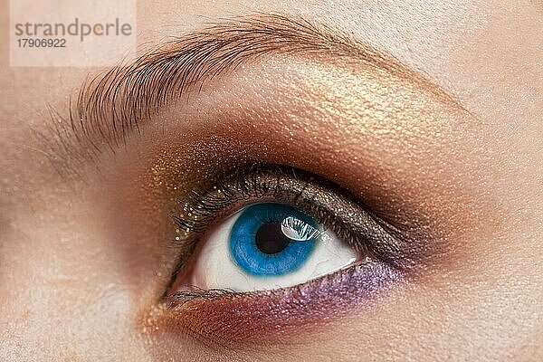 Makro Bild der blauen menschlichen Frau Auge mit Make-up