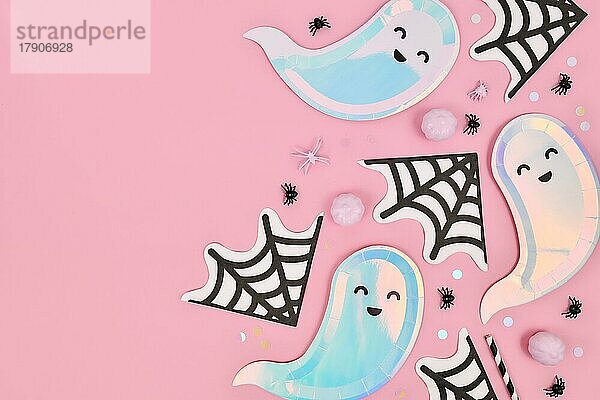 Nette pastellfarbene Halloween-Party flach legen mit Geist geformt Teller  Spinnennetz Servietten und Konfetti auf rosa Hintergrund