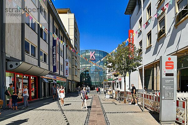 Einkaufsstraße Fackelstraße mit Menschen und Einkaufszentrum K im Stadtzentrum  Kaiserslautern  Deutschland  Europa