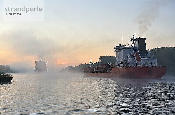 Frachtschiff und Tankschiff bei Nebel im Nord-Ostsee-Kanal  Deutschland  Europa