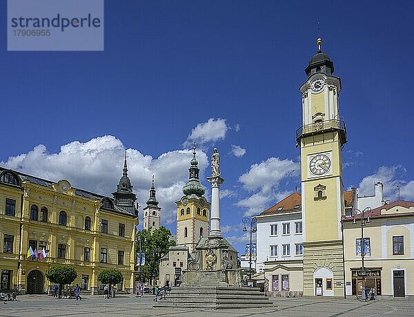 Blick zum Uhrturm über den Hauptplatz von  Banská Bystrica  Banskobystrický kraj  Slowakei  Europa