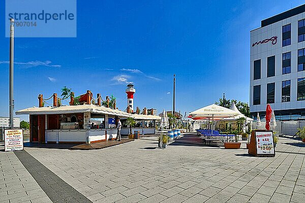 Essensstände an der Rheinuferpromenade verkaufen Street Food  Ludwigshafen am Rhein  Deutschland  Europa