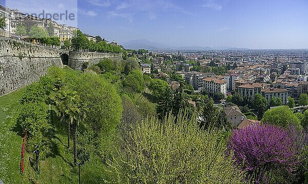 Blick von der Porta San Giacomo auf die Stadtmauer und Unterstadt  Bergamo  Provinz Bergamo  Italien  Europa