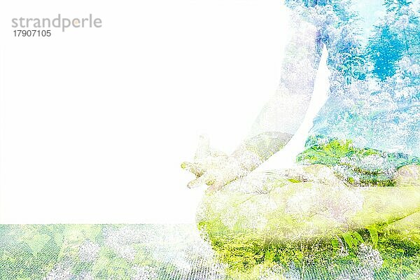 Natur Harmonie gesunden Lebensstil Konzept. Doppelbelichtung Bild der Frau tun Yoga Asana Padmasana Lotus Pose Kreuzbein Position für Meditation mit Chin Mudra  Geste des Bewusstseins