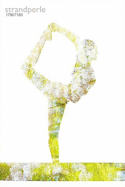 Natur Harmonie gesunden Lebensstil Konzept. Doppelbelichtung Bild der Frau tun Yoga Asana Herr des Tanzes Pose Natarajasana Asana in Ashtanga Vinyasa Stil Übung vor weißem Hintergrund