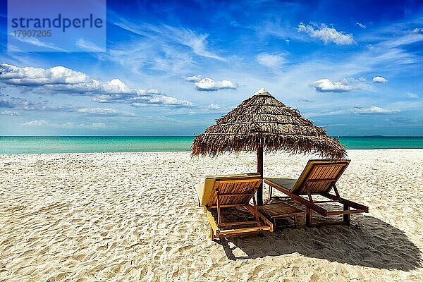 Urlaub Urlaub Hintergrundbild  zwei Strand Liegestühle unter Zelt am Strand