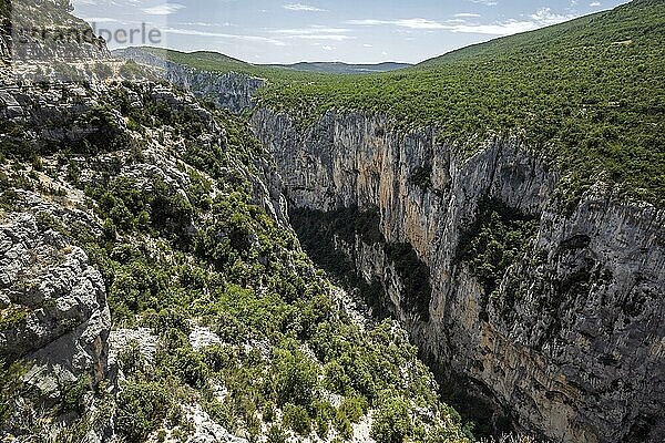 Blick in die Verdonschlucht beim Belvedere de Bau Beni  Grand Canyon du Verdon  Département Alpes-de-Haute-Provence  Provence  Frankreich  Europa