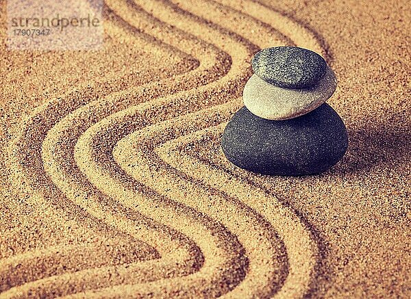 Vintage Retro-Effekt gefiltert Hipster-Stil Bild der japanischen Zen-Stein-Garten  Entspannung  Meditation  Einfachheit und Gleichgewicht Konzept  Kieselsteine und geharkten Sand ruhige ruhige Szene