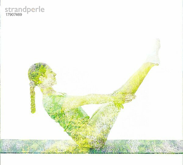 Natur Harmonie gesunden Lebensstil Konzept  Doppelbelichtung Bild der Frau tut Yoga Asana Full Boat Pose asana Paripurna navasana Übung vor weißem Hintergrund