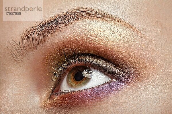 Makro Bild der menschlichen Frau Auge mit Make-up