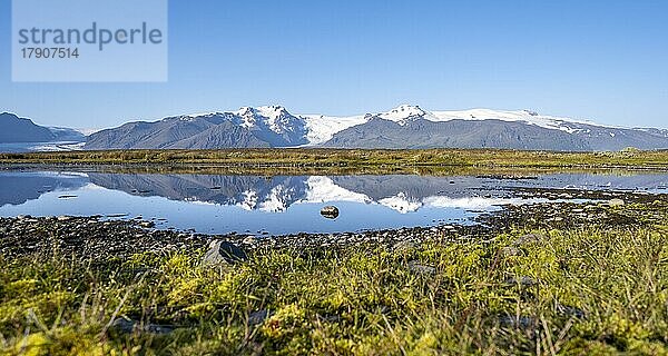 Spiegelung in einem See  Blick auf Gletscherzungen Skaftafellsjökull und Svínafellskökull  vergletscherter Berggipfel Hrútfjallstindar und Berg Kristínartindar  Vatnajökull-Nationalpark  Austurland  Island  Europa