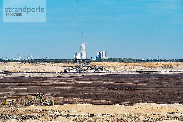 Abraumhalden im Braunkohle-Tagebau Welzow-Süd  hinten das Kraftwerk Schwarze Pumpe  Niederlausitz  Spree-Neiße  Brandenburg  Deutschland  Europa