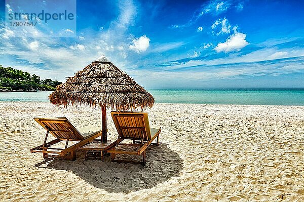 Urlaub Urlaub Hintergrundbild  zwei Strand Liegestühle unter Zelt am Strand. Sihanoukville  Kambodscha  Asien