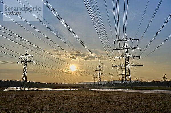 Symbolisches Bild  Energiekrise  Stromleitungen  bei Sonnenaufgang  Hessen  Deutschland  Europa