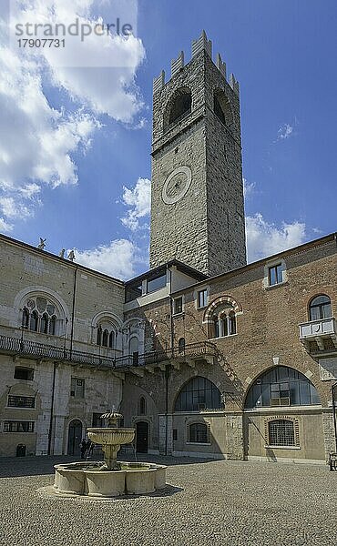 Der Innenhof des Palazzo Broletto mit Blick zum Uhrturm  Brescia  Provinz Brescia  Italien  Europa