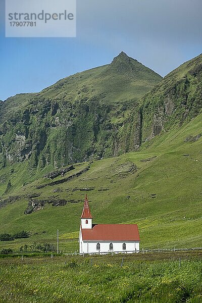 Kirche von Vik  Víkurkirkja  zwischen grünen Bergen  Vík  Südisland  Island  Europa