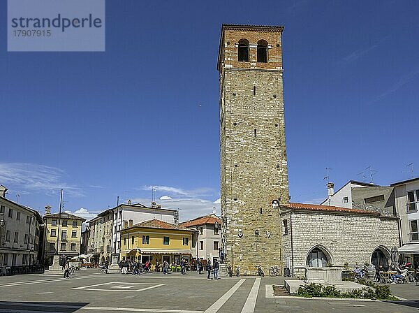 Hauptplatz mit Torre Millenaria  Marano Lagunare  Provinz Udine  Italien  Europa