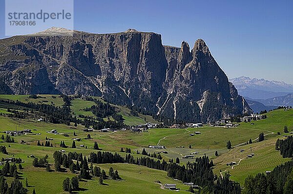 Blick auf (v. l. n. r.) den Burgstall mit der Santener Kanzele  der Euringer Spitze und der Santner Spitze am Rande des Schlern-Massivs  Schlern  Seiser Alm  Alpe di Siusi  Südtirol  Italien  Europa