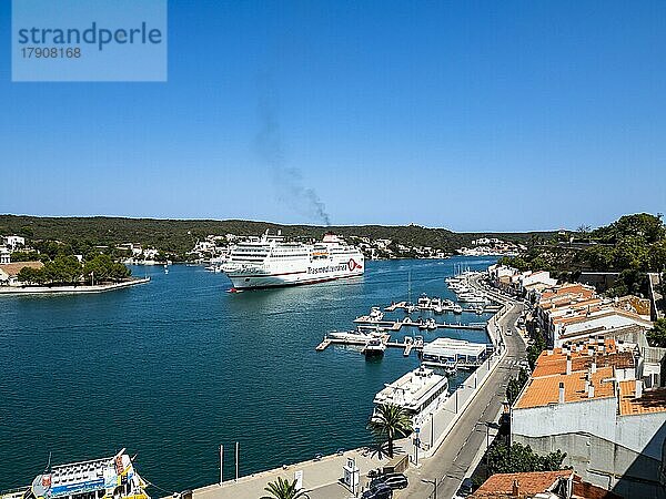 Port de Mao  Aussicht vom Parc Rochina auf den Hafen  hinten Claustre del Carme  eInfahrende Fähre  Mahon  Menorca  Balearen  Spanien  Europa