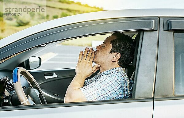 Nahaufnahme des Fahrers betet in seinem Fahrzeug  Fahrer Männchen betet in seinem Fahrzeug vor der Abfahrt. Konzept der Fahrer Männchen meditiert mit seinen Händen zusammen
