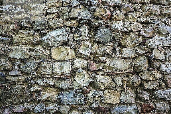 Steinwand aus Bruchsteinen  Provence  Frankreich  Europa