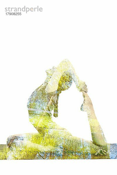 Natur Harmonie gesunden Lebensstil Konzept  Doppelbelichtung Bild der Frau tun Yoga Asana King Pigeon Pose Raja Kapotasana Übung vor weißem Hintergrund