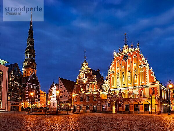 Rigaer Rathausplatz  Haus der Schwarzhäupter  St. -Roland-Statue und St. -Petri-Kirche bei Nacht beleuchtet  Riga  Lettland  Europa