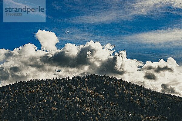 Wolken über Berg  Gfieder  Ternitz  Niederösterreich  Österreich  Europa