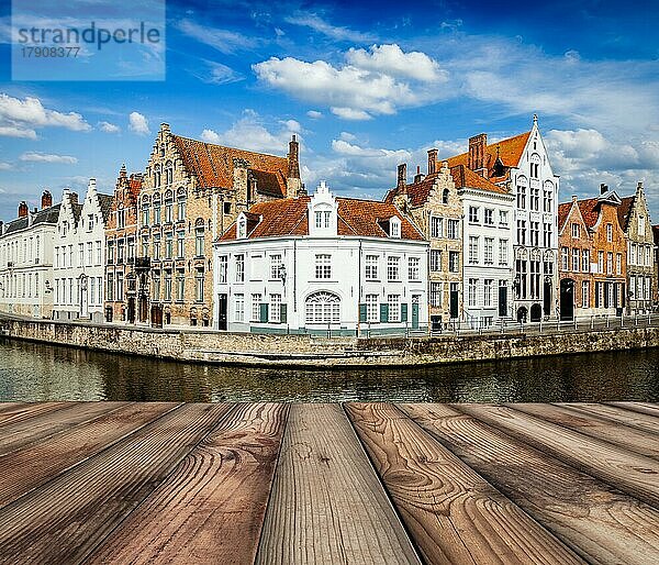 Holzplanken mit europäischem Blick auf den Brügger Kanal und alte historische Häuser mit mittelalterlicher Architektur im Hintergrund. Brügge  Belgien  Europa
