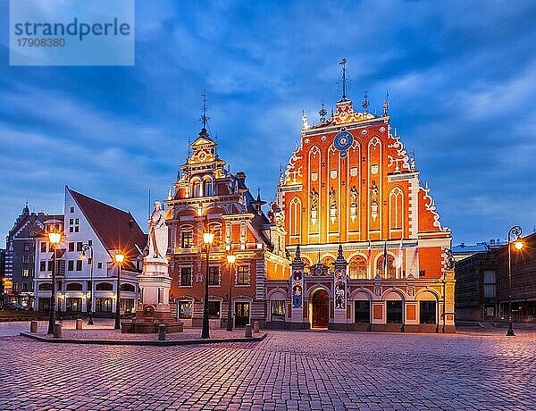 Rigaer Rathausplatz  Haus der Schwarzköpfe und St. Roland-Statue in der Abenddämmerung  Riga  Lettland  Europa