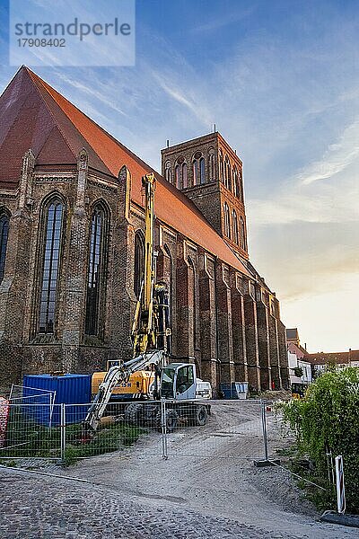 Baustelle vor Nikolaikirche Anklam  Mecklenburg-Vorpommern  Deutschland  Europa